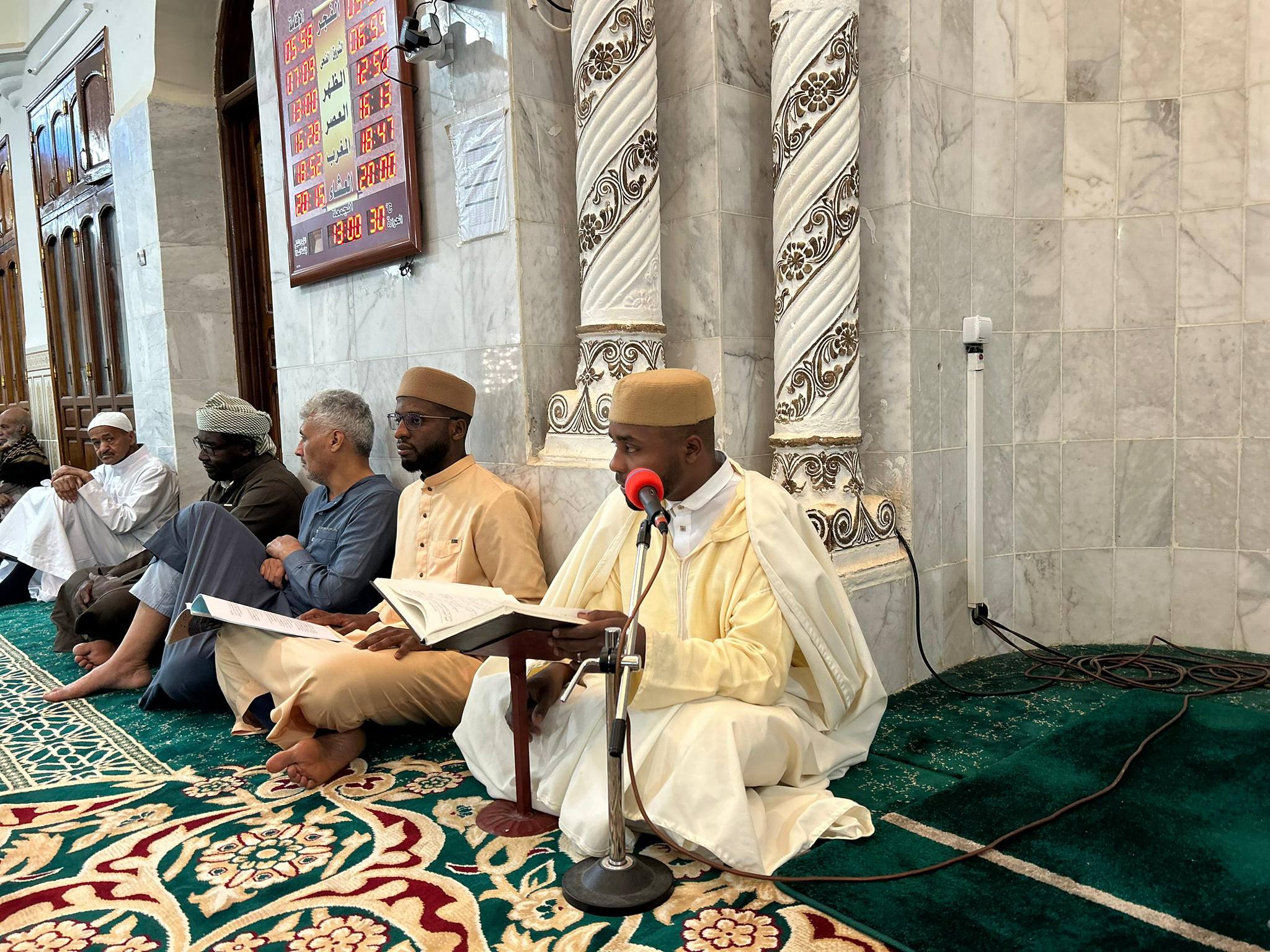 مواصلة قراءة كتاب صحيح البخاري بالمسجد